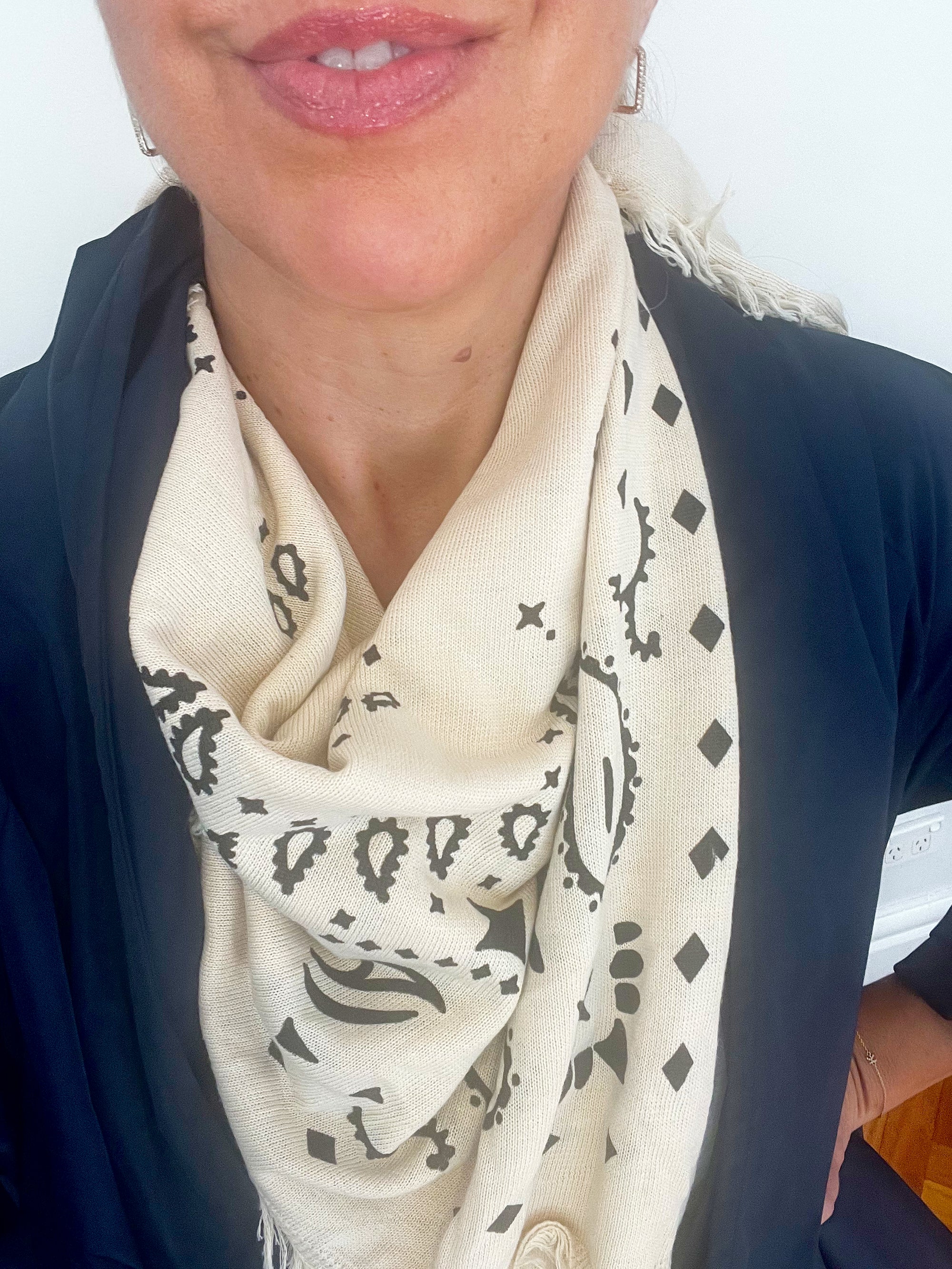Petite Chou - cream fringe scarf