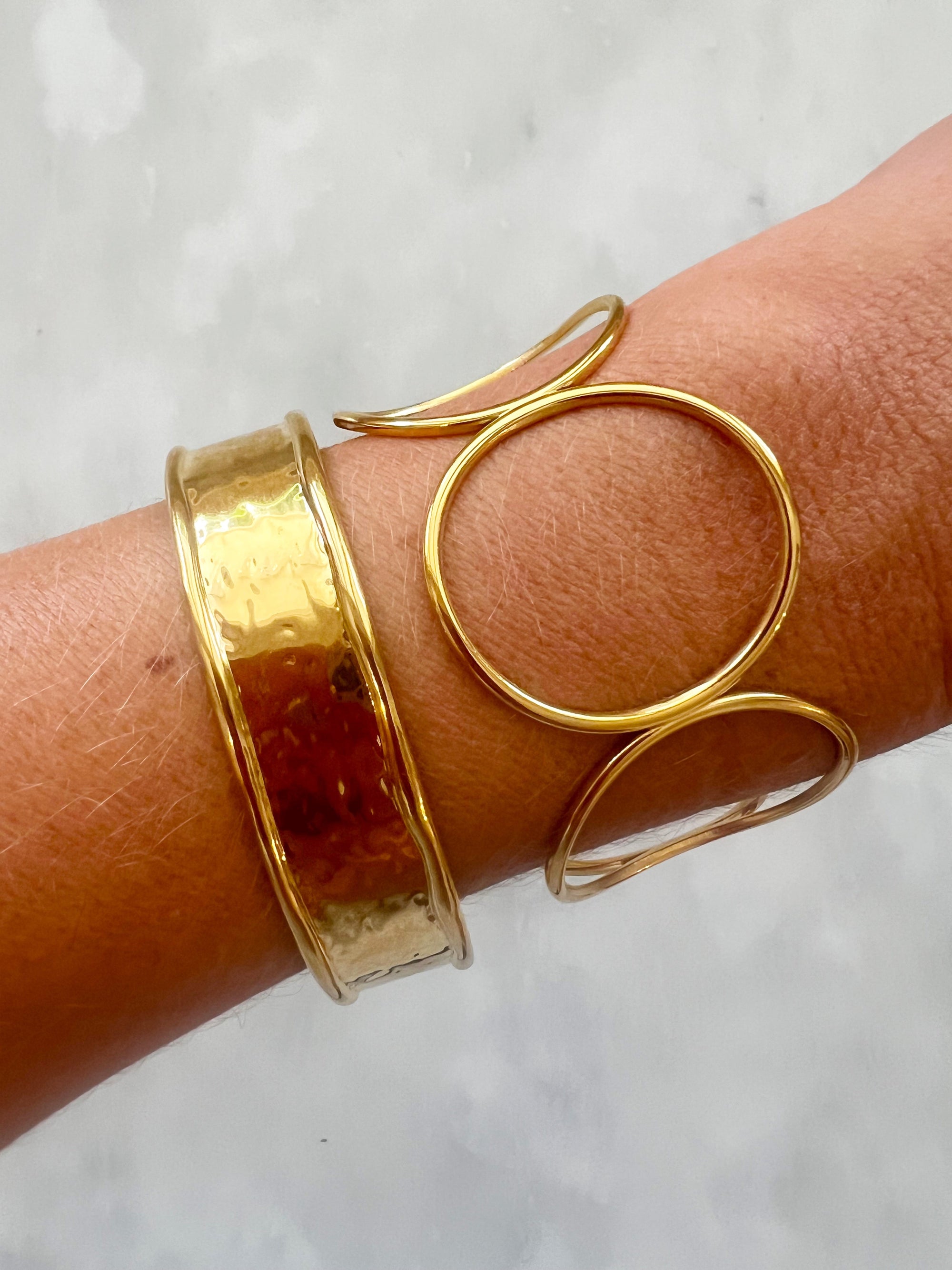 Bazou - gold circles cuff